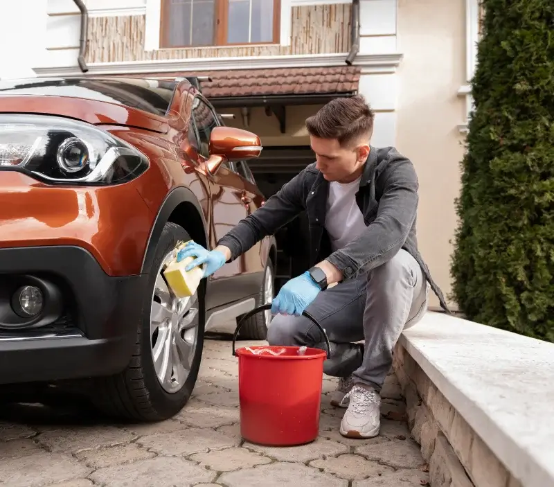 Lavage auto à domicile Morbihan : professionnel intervenant sur un véhicule